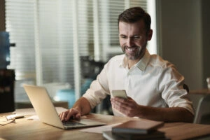 Profissional de saúde mostrando um plano de acompanhamento em tablet para o paciente