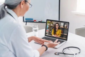 Colaborador caminhando ao ar livre em pausa da rotina de trabalho